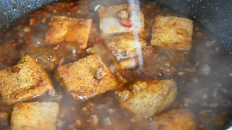 这才是香辣豆腐最好吃的做法,开胃又下饭,看饿了,出锅前撒上鸡精、勾芡即可