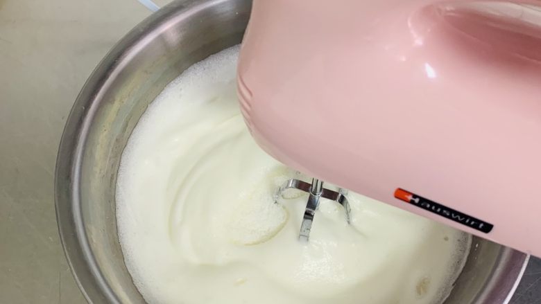 粘米糕,蛋白霜开始细腻时，加入剩余的糖中速打发。
后期中速打发可以使蛋白更稳定。
