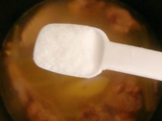 山药鸡汤,时间到了之后打开锅，放入一小勺的盐提味，然后继续煮5-8分钟