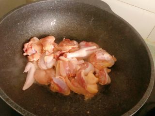 山药鸡汤,鸡块尽量沥干水分，避免炒至的过程中被油溅到，直至鸡肉收紧，鸡皮微微焦黄，这样鸡肉不柴，鸡汤味更浓；