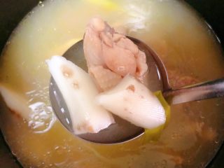 山药鸡汤,炖出来的汤汁鲜美，山药口感软糯，香甜可口