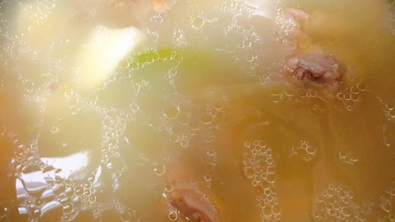山药鸡汤,此时的鸡汤已经可以喝了，如果觉得过于油腻可以用勺子轻轻的撇去表面的浮油