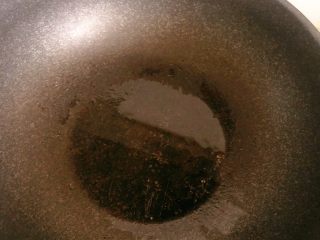 山药鸡汤,锅中倒入适量的食用油，预热