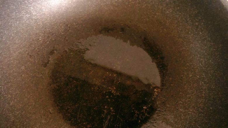 山药鸡汤,锅中倒入适量的食用油，预热