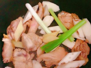 山药鸡汤,再将炒好的鸡肉放入慢炖锅中，同时放入山药块，姜片葱段一起炖煮（不喜欢香葱味道的可以不放）