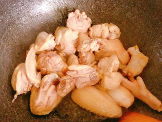 山药鸡汤,直至鸡肉收紧，鸡皮微微焦黄，这样鸡肉不柴，鸡汤味更浓