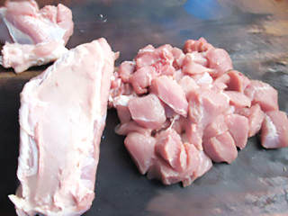 孜然羊肉串,羊肉去掉筋膜，切成小块。配方中肉的量是切好的肉丁的量



