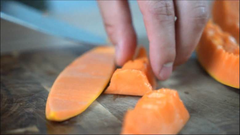 木瓜不仅做成甜品好吃，炖汤也是很美味的哟,切成大块。

