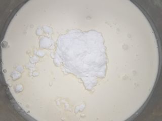 芒果千层,此时可以打发淡奶油，淡奶油加糖粉