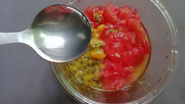 西红柿百香果凉拌虾,自制的柿子醋一勺。