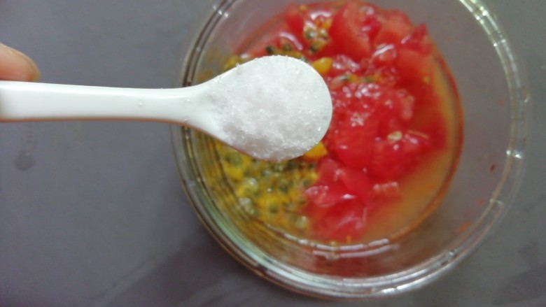 西红柿百香果凉拌虾,盐一勺。
