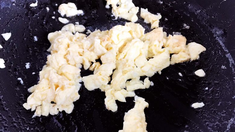 香蕉飞饼卷,剩下的鸡蛋液不要浪费，加一点牛奶做了美式炒鸡蛋