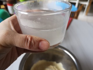 麻辣凉粉,用和豌豆粉等量的凉水倒入豌豆粉中。