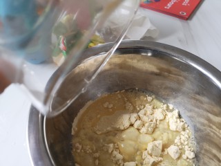 麻辣凉粉,把豌豆粉搅匀。