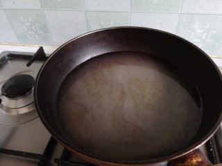麻辣凉粉,锅内加入五份和豌豆粉等量的凉水。