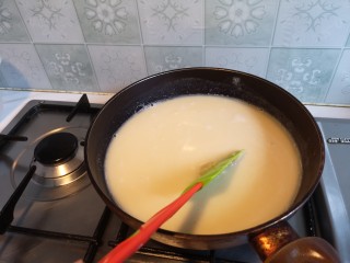 麻辣凉粉,开火，把搅拌好的豌豆粉糊倒入锅中，小火慢慢搅拌。