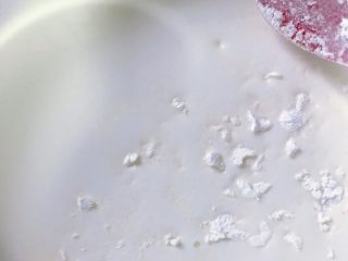 火龙果牛奶小方,牛奶倒入白糖淀粉进行搅拌。