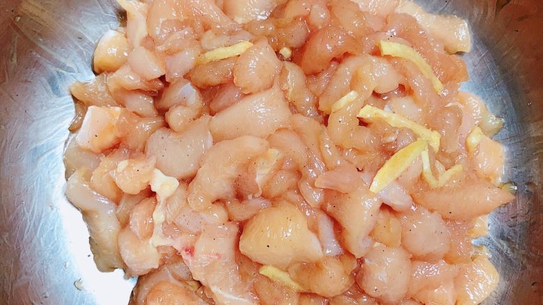 西兰花玉米鸡肉糕（芝士焗烤版）,将鸡胸肉腌制5分钟。