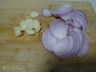 清炒红薯叶,蒜切片，洋葱切丝。