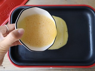 酷夏里的小清新——青瓜厚蛋烧,倒入适量的蛋液，铺满锅中即可。