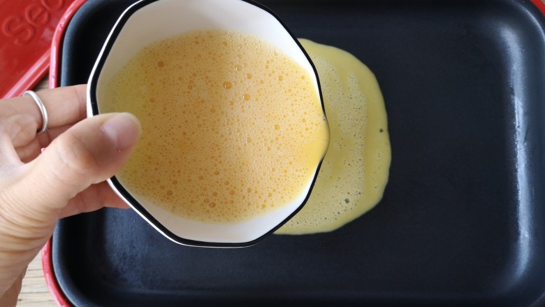 酷夏里的小清新——青瓜厚蛋烧,倒入适量的蛋液，铺满锅中即可。