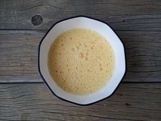 酷夏里的小清新——青瓜厚蛋烧,打散成均匀的蛋液。