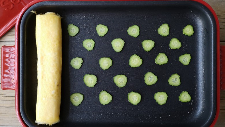 酷夏里的小清新——青瓜厚蛋烧,将青瓜片摆入锅中。