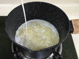 牛奶火鸡面,倒入纯牛奶煮30秒。