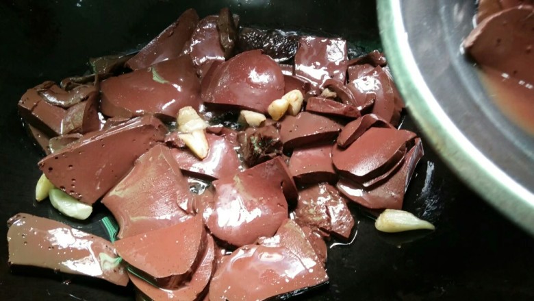 蒜香芹菜猪血,蒜头煸香，猪血下锅煎炒