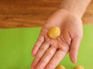 粗粮【小米桃酥薄脆饼】营养酥脆,分成10g每个并搓成小圆球