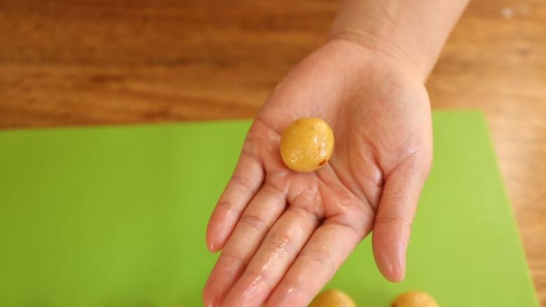 粗粮【小米桃酥薄脆饼】营养酥脆,分成10g每个并搓成小圆球