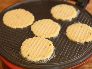 粗粮【小米桃酥薄脆饼】营养酥脆,盖上上盖，最高温烘烤2-3分钟取出，置于晾架晾凉