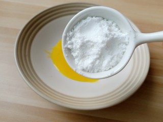 无油版原味松饼,蛋清蛋黄分离，蛋黄先搅拌均匀。蛋黄加上糖霜搅拌至融化。