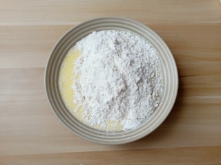 无油版原味松饼,加入过筛好低筋面粉和泡打粉。