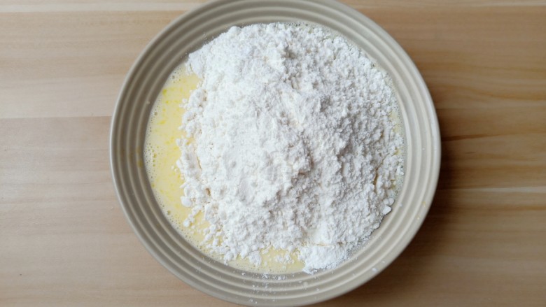 无油版原味松饼,加入过筛好低筋面粉和泡打粉。