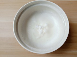 无油版原味松饼,继续搅拌至蛋清变细腻，第二次加入1/3绵白糖。