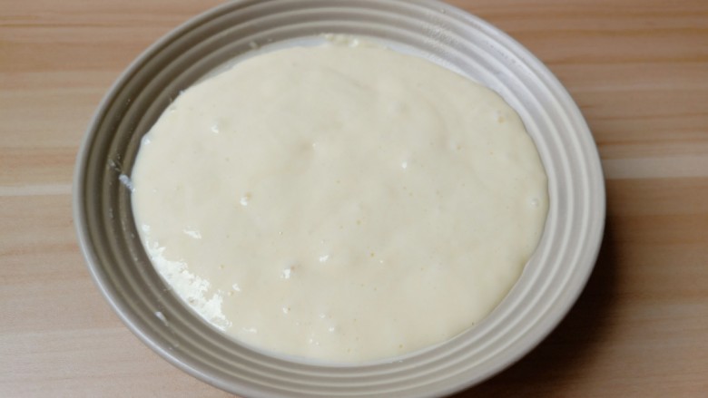 无油版原味松饼,拌好的面糊倒入剩余的蛋白霜中，翻拌均匀即可。