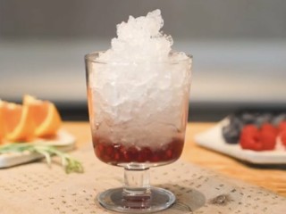 石榴气泡鸡尾酒,用碎冰机打碎冰块后倒入杯中