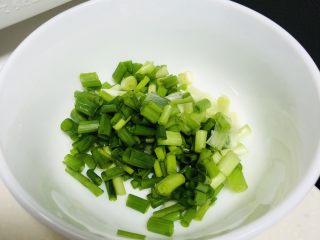 萝卜干炒饭,小葱洗净，切成葱花备用