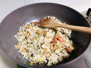 萝卜干炒饭,步骤5炒至鸡蛋干后，将米饭倒入锅中，调小火，慢慢翻炒，加少许胡椒粉，可根据自己口味加少许盐或酱油