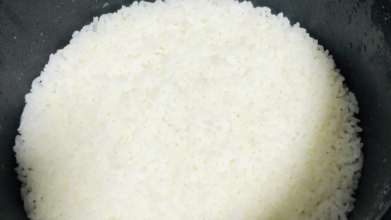 萝卜干炒饭,煮一锅白米饭晾凉备用，一般用于炒饭的白米饭煮的时候我会放少一点水，这样米饭虽然口感偏硬，但炒饭更容易颗粒分开