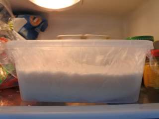 椰汁小方,盖上盖子，放冰箱冷藏一夜定型