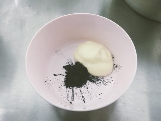 西瓜戚风蛋糕,取一小部分蛋糕糊加入竹炭粉调成黑色装入裱花袋，剩下蛋糕糊放入冰箱冷藏