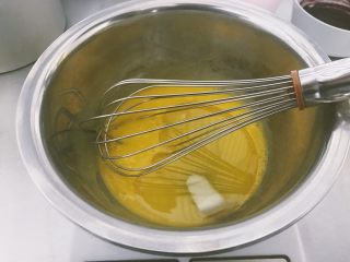 西瓜戚风蛋糕,蛋黄搅拌均匀➕玉米油
