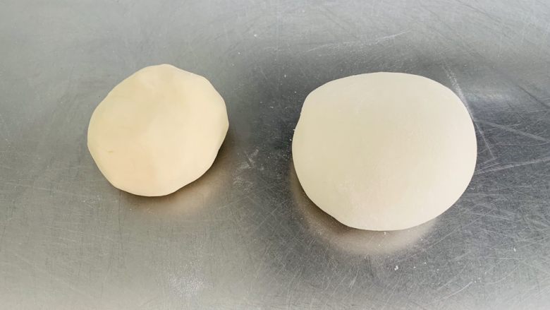 咸味香葱芝麻小酥饼,左⬅️面是油酥，右➡️面是油皮，油皮一定要揉至光滑，这个环节也可以用面包机、厨师机来代替揉面。这里重点强调是为了后面制作出成品不混酥。