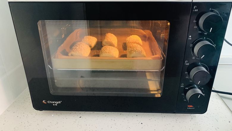 咸味香葱芝麻小酥饼,预热好的烤箱，中层， 180度25分钟，看到饼明显膨胀，表面金黄即可。烤箱的温度和时间要根据你家的烤箱和你的饼胚的大小来定。