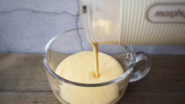 芒果黑糯米甜甜——夏日里的清凉甜意,将打好芒果奶昔倒入杯中（容器中）。