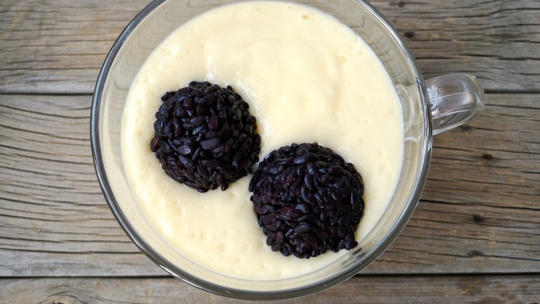 芒果黑糯米甜甜——夏日里的清凉甜意,在奶昔上面放上黑米球。