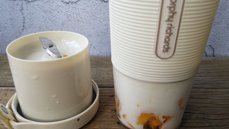 芒果黑糯米甜甜——夏日里的清凉甜意,另一片芒果切小块放入果汁杯加入适量的酸奶（牛奶）打成芒果奶昔。