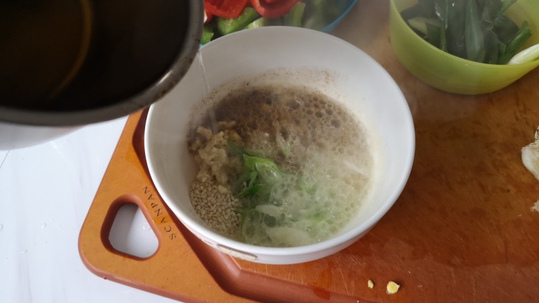 麻辣凉粉,淋上熟油。